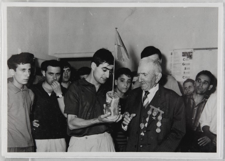 Poggibonsi, 18-19 luglio 1964, XX° anniversario della liberazione e conferimento ad Alcide Cervi della cittadinanza onoraria. Alcide Cervi riceve un omaggio